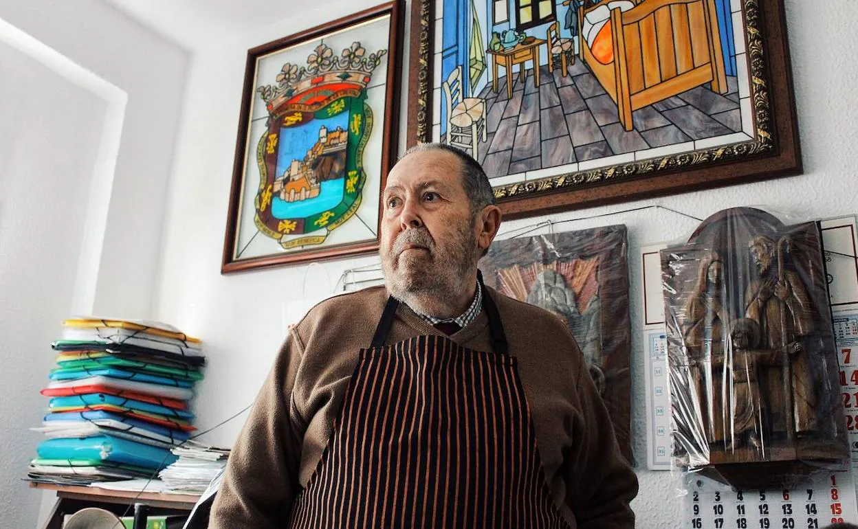 Manuel Fernández en la sala de su casa, en Fuente Olletas, donde guarda alguna de sus vidrieras y sus trabajos. 