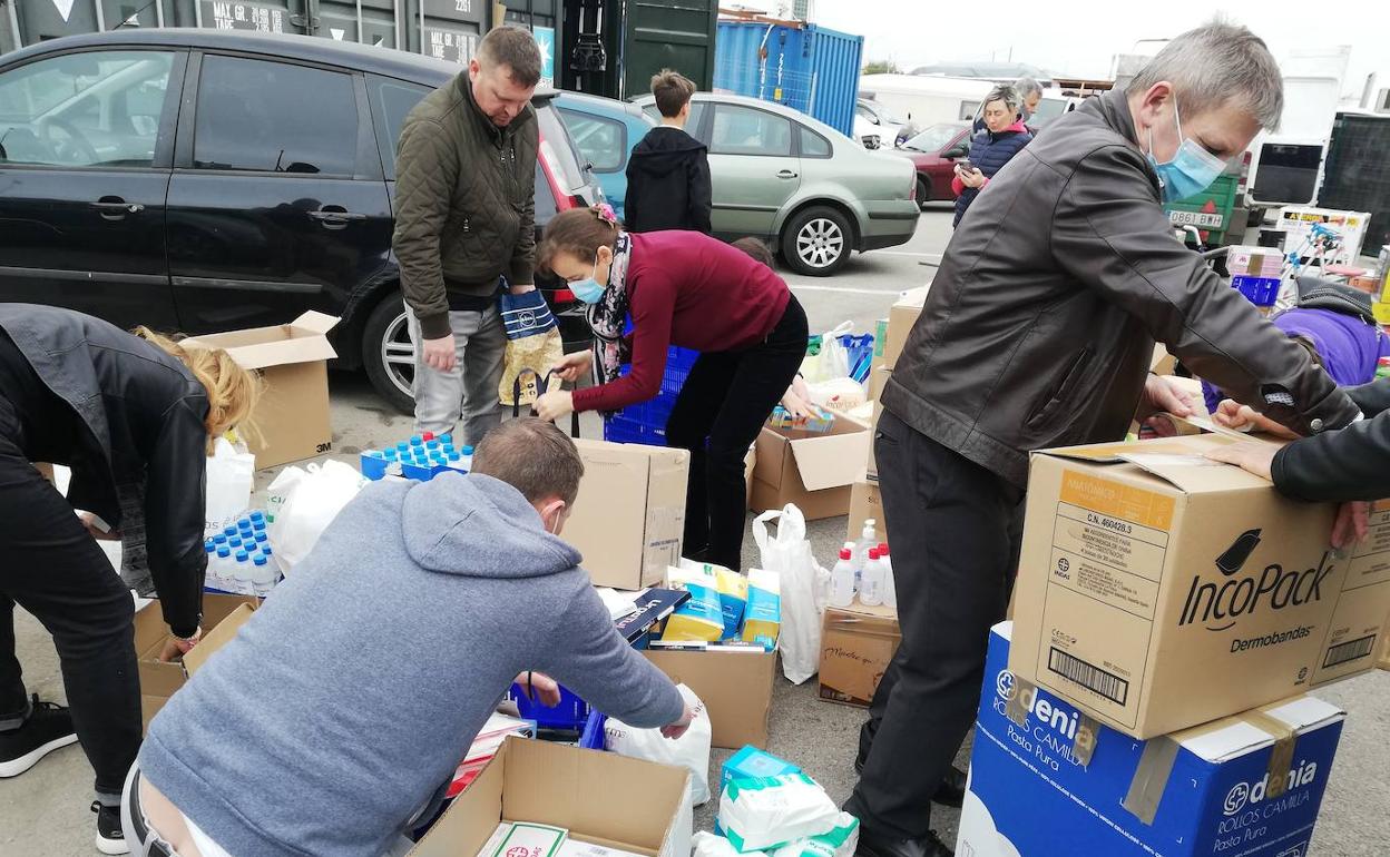 Los voluntarios empaquetan el material para enviarlo a su país. 