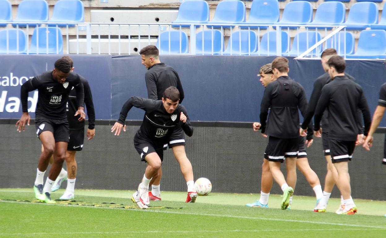 Sekou y Ramón se disponen a comenzar un esprint durante el entrenamiento de ayer. 