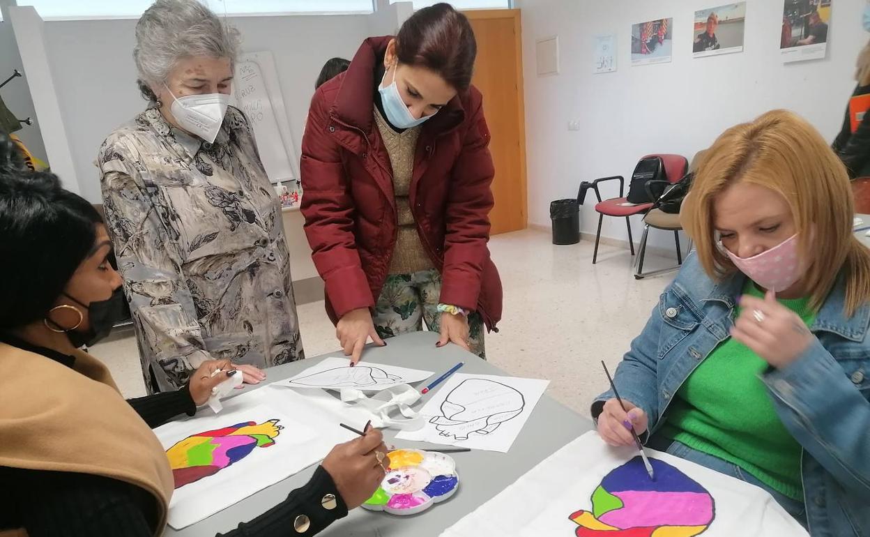 Mediante la pintura o la lectura ayudan a estas mujeres aumentar su autoestima.