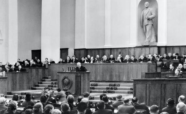 Nikita Khrushchev, en el vigésimo Congreso del Partido Comunista de la Unión Soviética en el Kremlin (1956). 