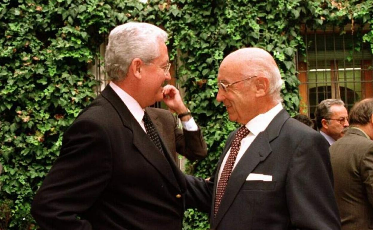 Rafael Escuredo y Clavero Arévalo, en una imagen de 1998. 