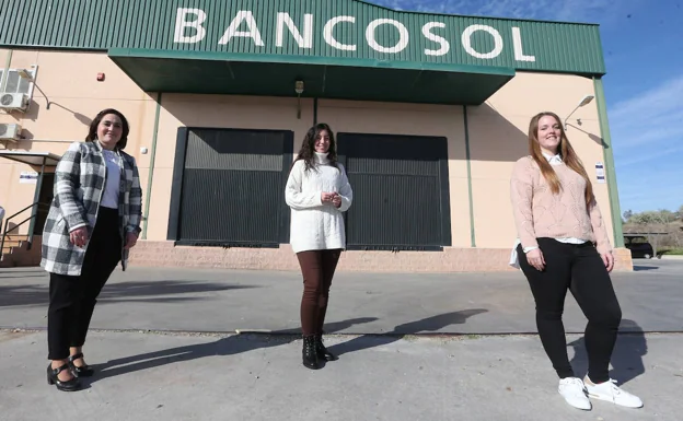 Imagen principal - Arriba, Laura Luque, Carolina Moreno y Nuria Pastor, responsables del departamento de inserción sociolaboral. Abajo, Félix Sotorrío, trabajador social, y Lola Medina, voluntaria. Al lado, Gloria Luque, usuaria del banco de alimentos 