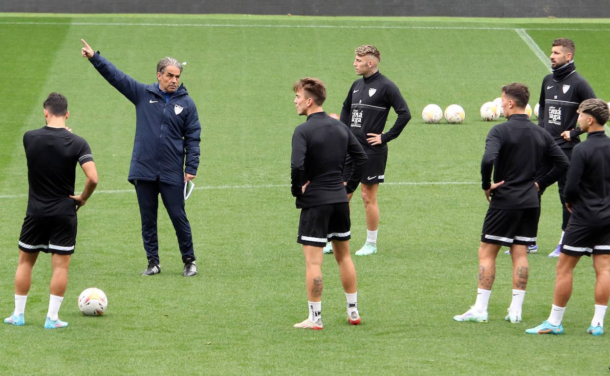 Los jugadores atienden las consignas de Natxo González en la sesión de entrenamiento del sábado. 