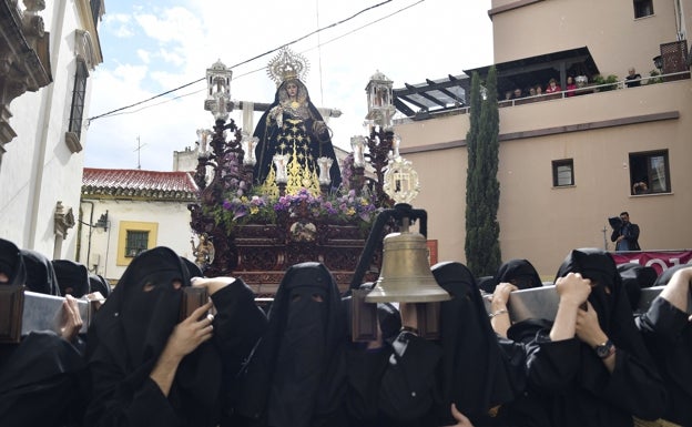 Momento de la salida de la Virgen de los Dolores en su Amparo y Misericordia. 