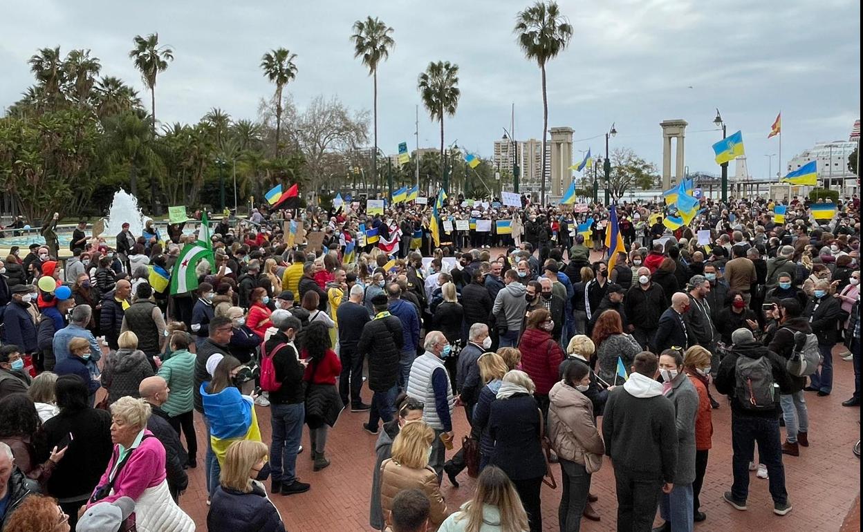 Concentración en la plaza de la Marina, este domingo. 