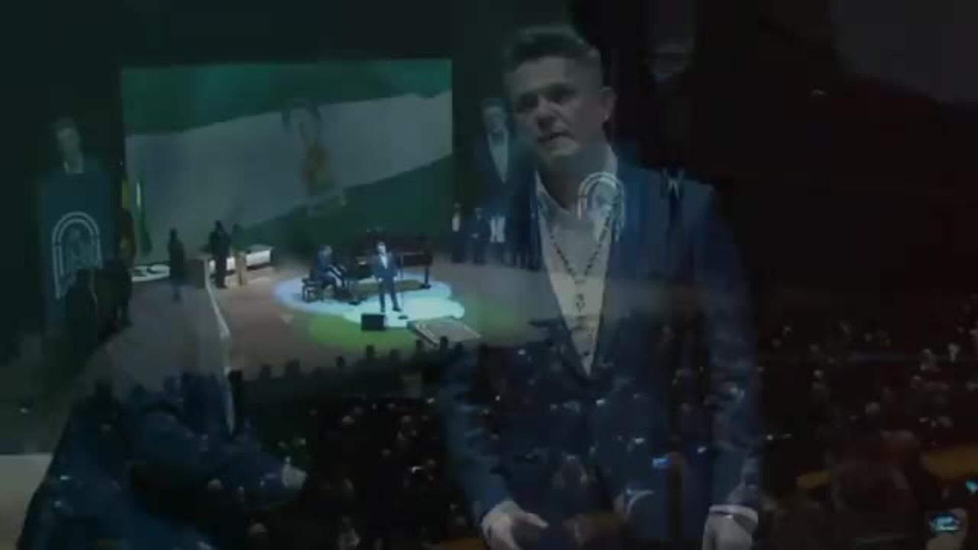 Alejandro Sanz Cantando El Himno De Andalucía www.diariosur.es