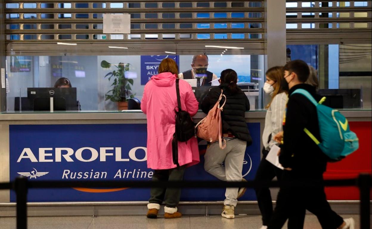 La imagen muestra a ciudadanos rusos en un mostrador de Aeroflot, en el aeropuerto de Málaga.