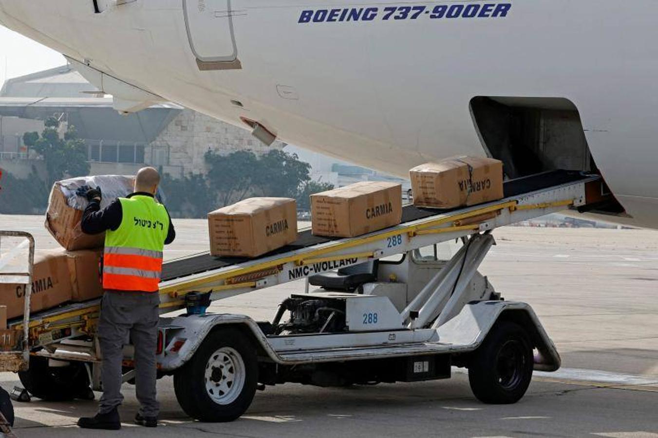 Llegada de paquetes con ayuda humanitaria.