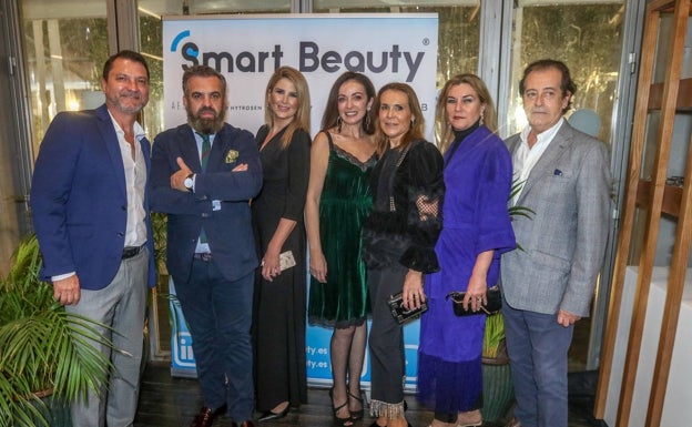 Imagen principal - Miguel Lombado, Nicolás Pérez, Alicia Rivero, Nancy Amselem, María José Barba, Charo Terán y José Ángel de Mansilla. Linda Pérez, Nancy Amselem, Pilar Crespo y Leida Rojas, en el evento de medicina estética. Paz Ruiz, Carmen Martín y Elena García.