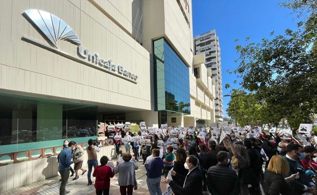 Vecinos y representantes políticos de pequeños municipios muestran su rechazo al cierre de sucursales de Unicaja. 