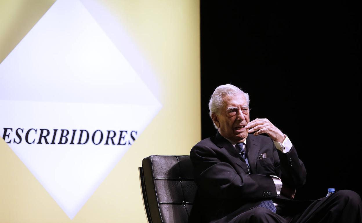 Mario Vargas Llosa fue uno de los encargados de inaugurar la primera edición del Festival Literario de América y Europa, 'Escribidores'. 