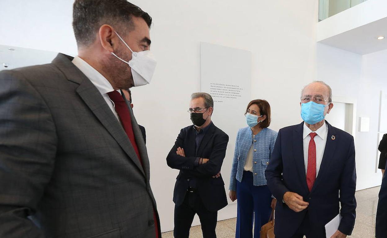 El alcalde Francisco de la Torre, junto al director del Museo Ruso, José María Luna, en la pinacoteca.