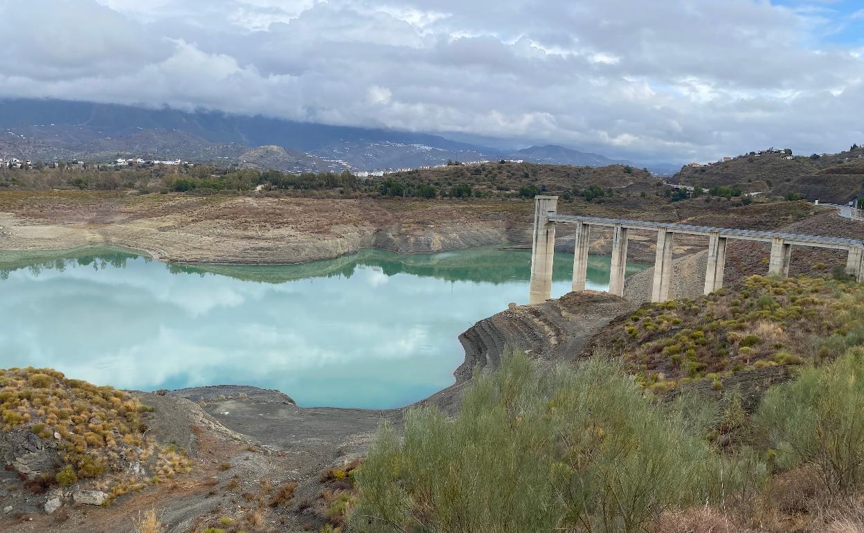 El embalse de La Viñuela almacena apenas 23,7 hectómetros cúbicos, el 14,3% de su capacidad. 