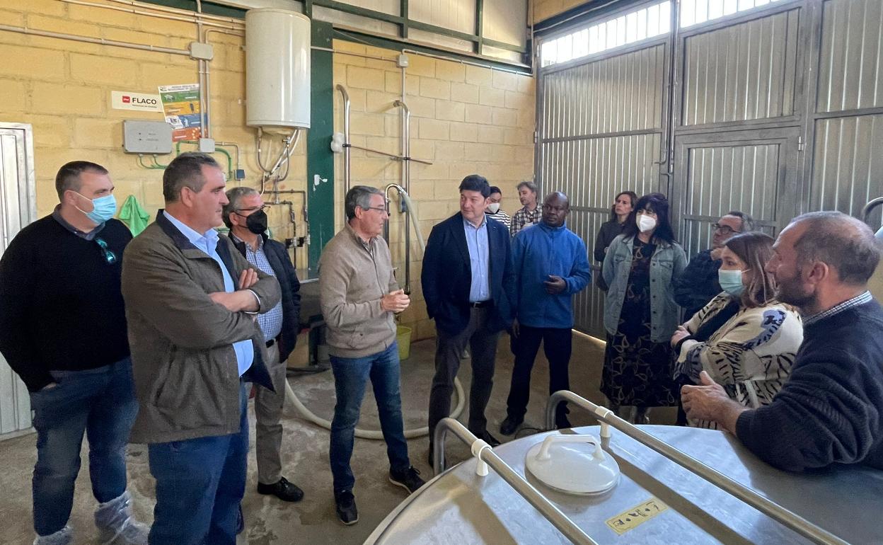 El presidente de la Diputación, Francisco Salado, en la visita a la explotación ganadera de Sedella, este miércoles. 