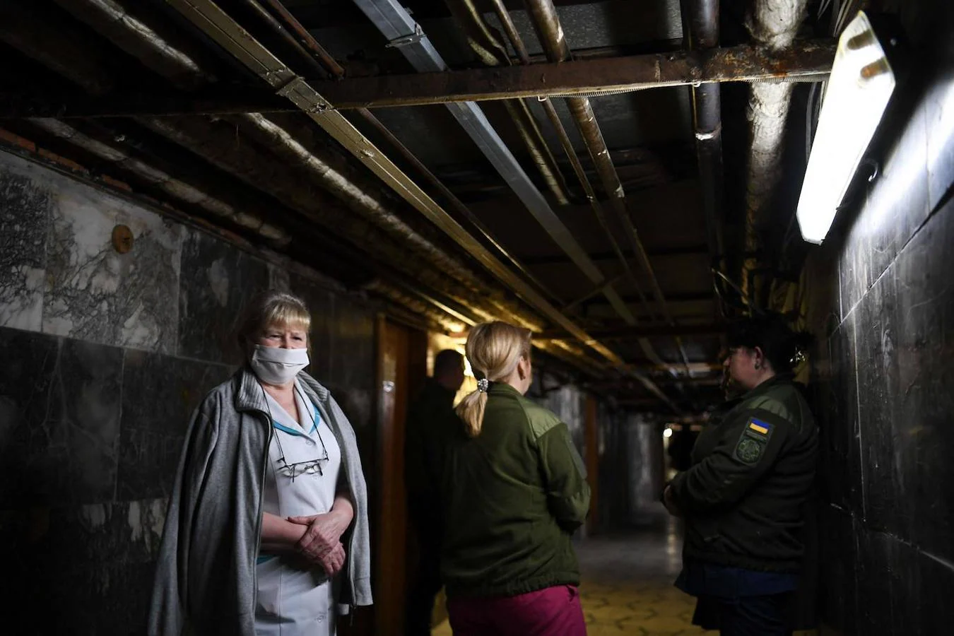 Una enfermera de un hospital de Kiev, en el sótano del centro sanitario durante los bombardeos en la capital ucraniana