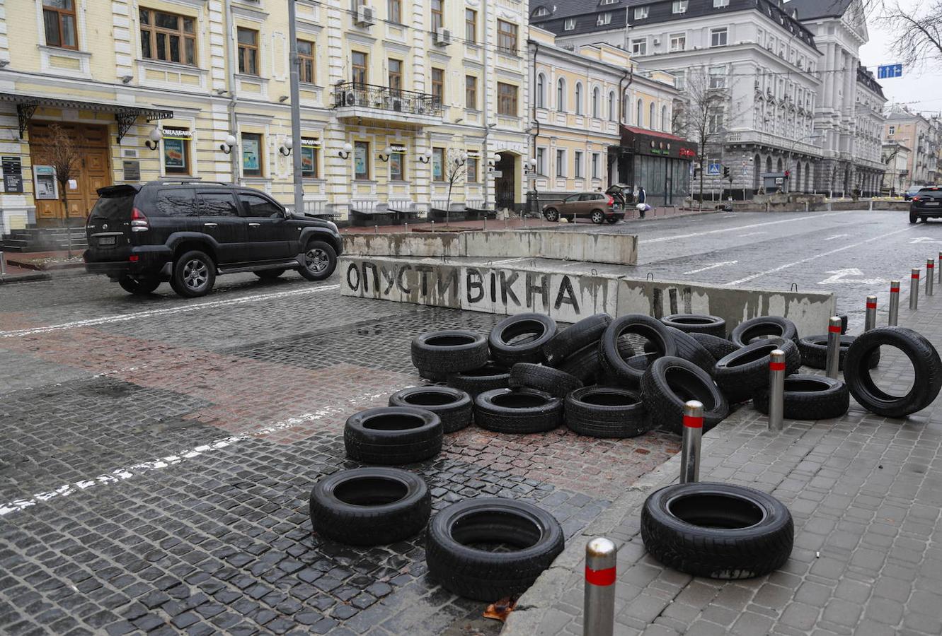 La ciudad de Kiev se prepara ante un posible ataque ruso creando barricadas en las calles para impedir el avance de los tanques