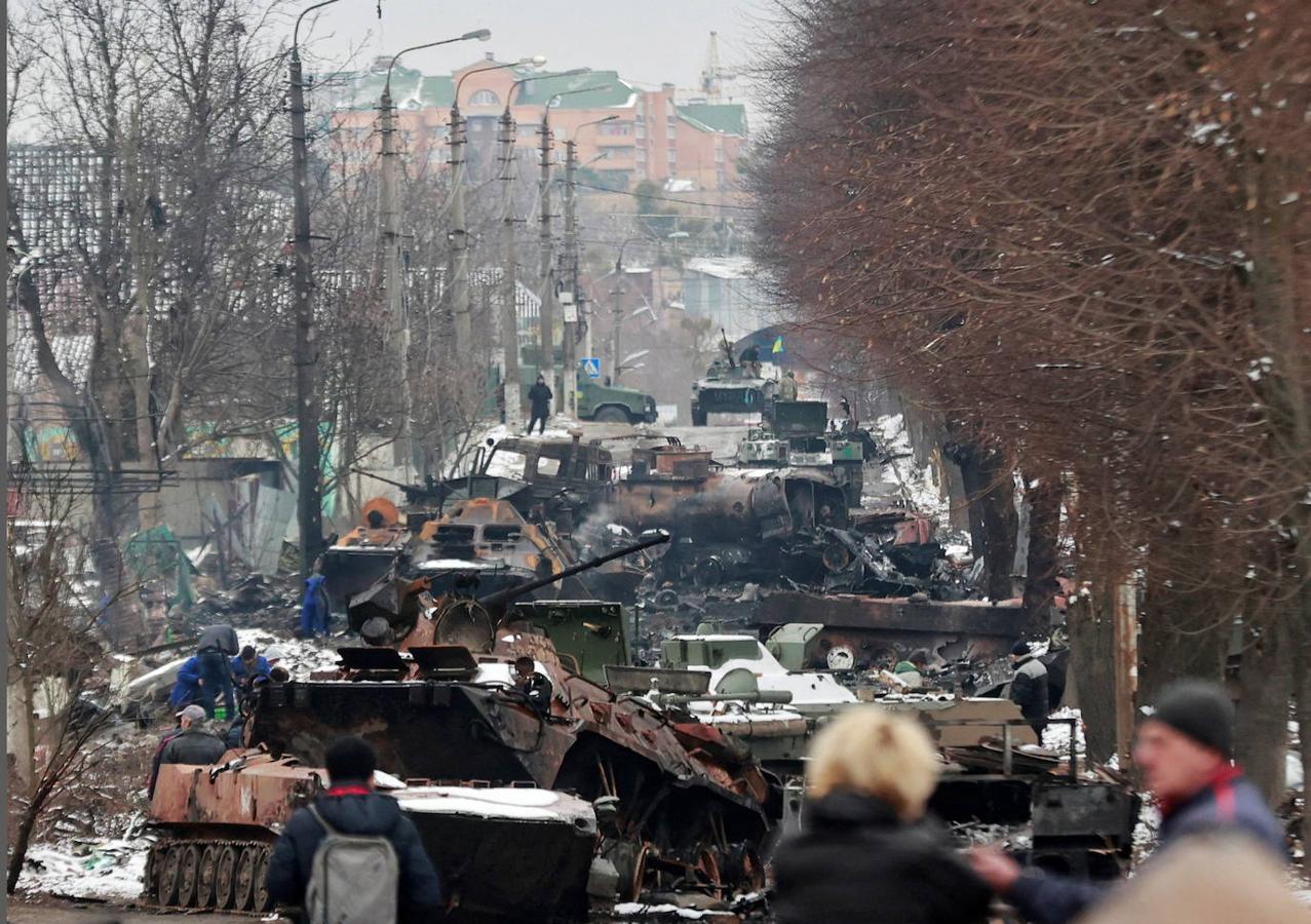 Imagen de una cola de tanques destrozados tras un ataque militar en la ciudad de Bucha 