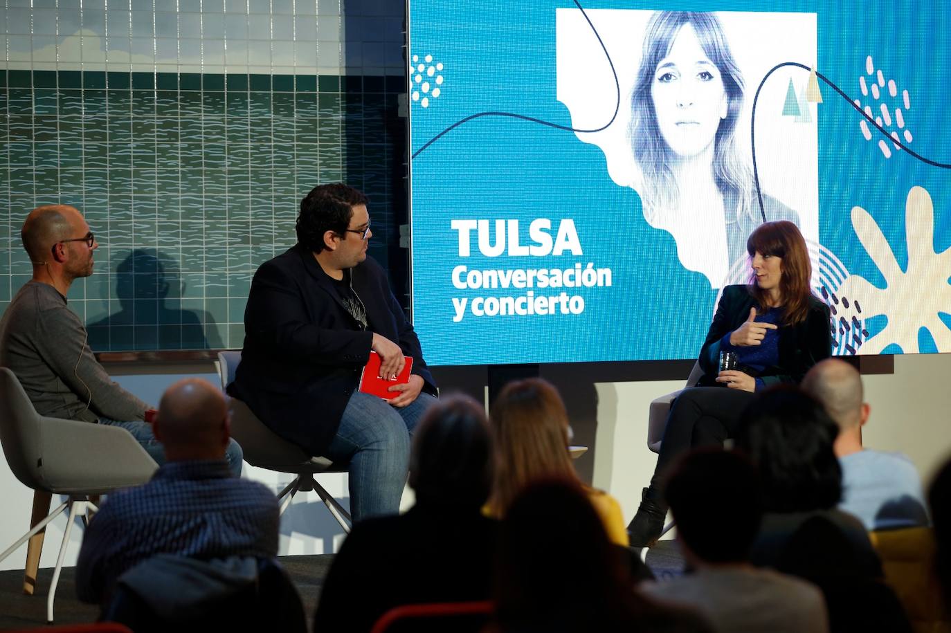 La cantautora Tulsa, en el Aula de Cultura de SUR este jueves. 