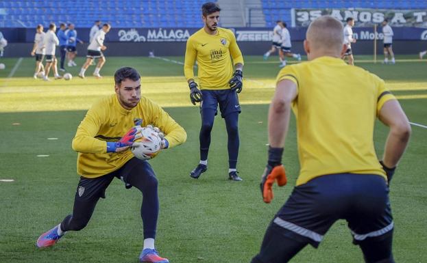 Imagen de un entrenamiento de los porteros del Málaga, Dani Martín, Dani Barrio y Dani Strindholm (de espaldas).