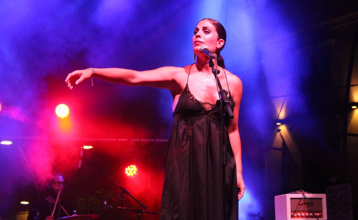 La cantante y bailaora Rocío García, durante un concierto del grupo Calma.