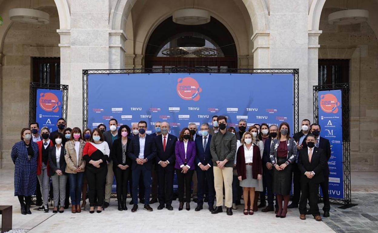 Foto de familia de la nutrida representación institucional en la presentación del Tour del Talento. 