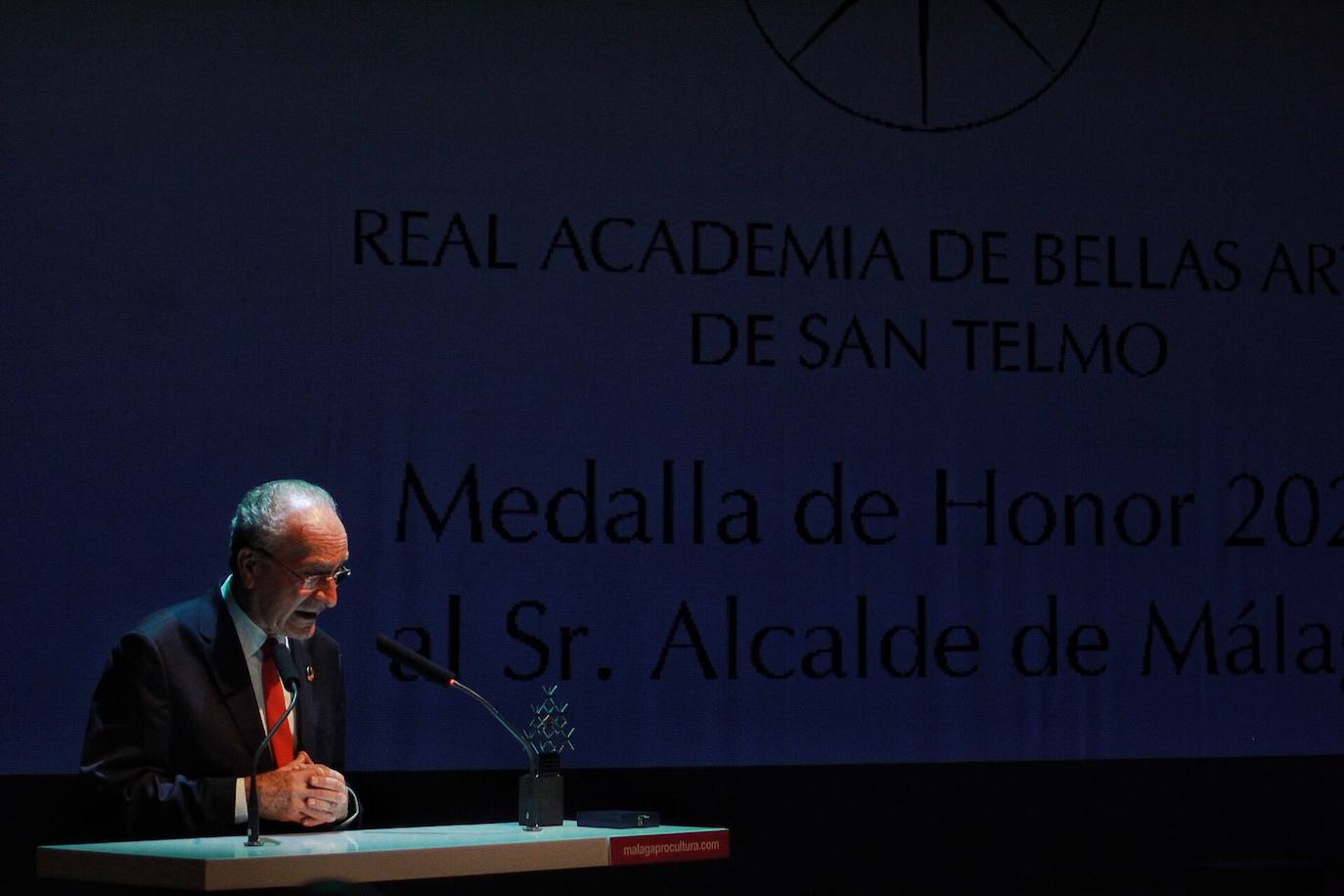 La Real Academia de Bellas Artes de San Telmo entrega su Medalla de Honor 2021 al alcalde de Málaga. 