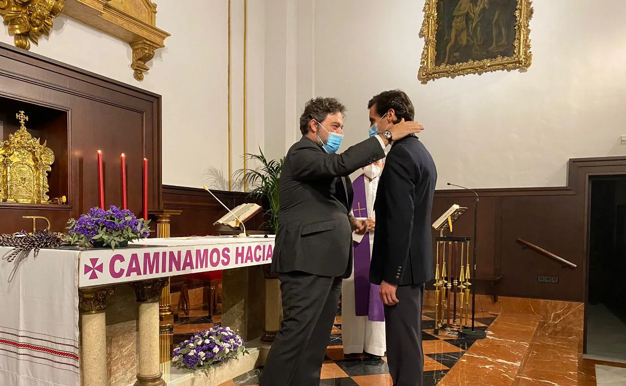 Corcelles imponiendo la medalla a Ortega en la iglesia de San Pedro.