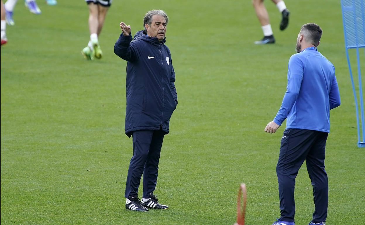 El entrenador del Málaga, Natxo González, durante el entrenamiento de este viernes en La Rosaleda.