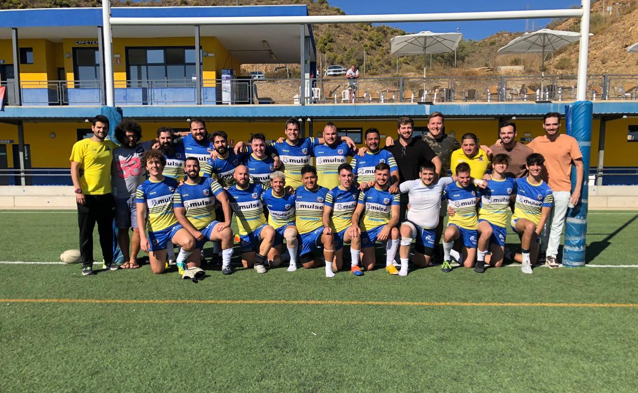 La plantilla del Club Rugby Victoriano, en el campo Manuel Becerra de La Cala del Moral. 