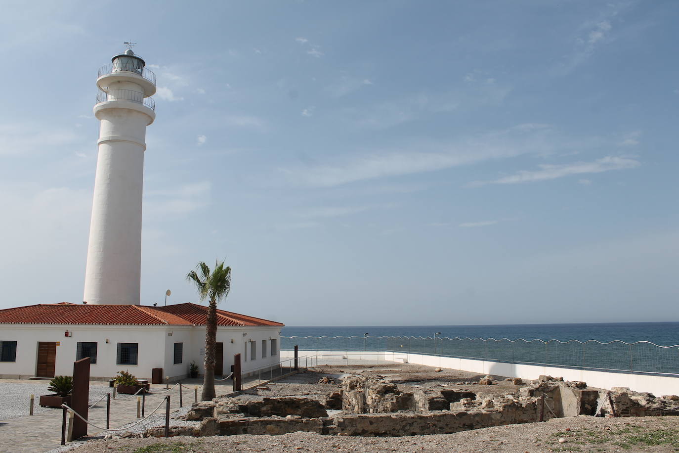 Junto al Faro de Torrox se encuentran los restos de la ciudad romana de Caviclum. 