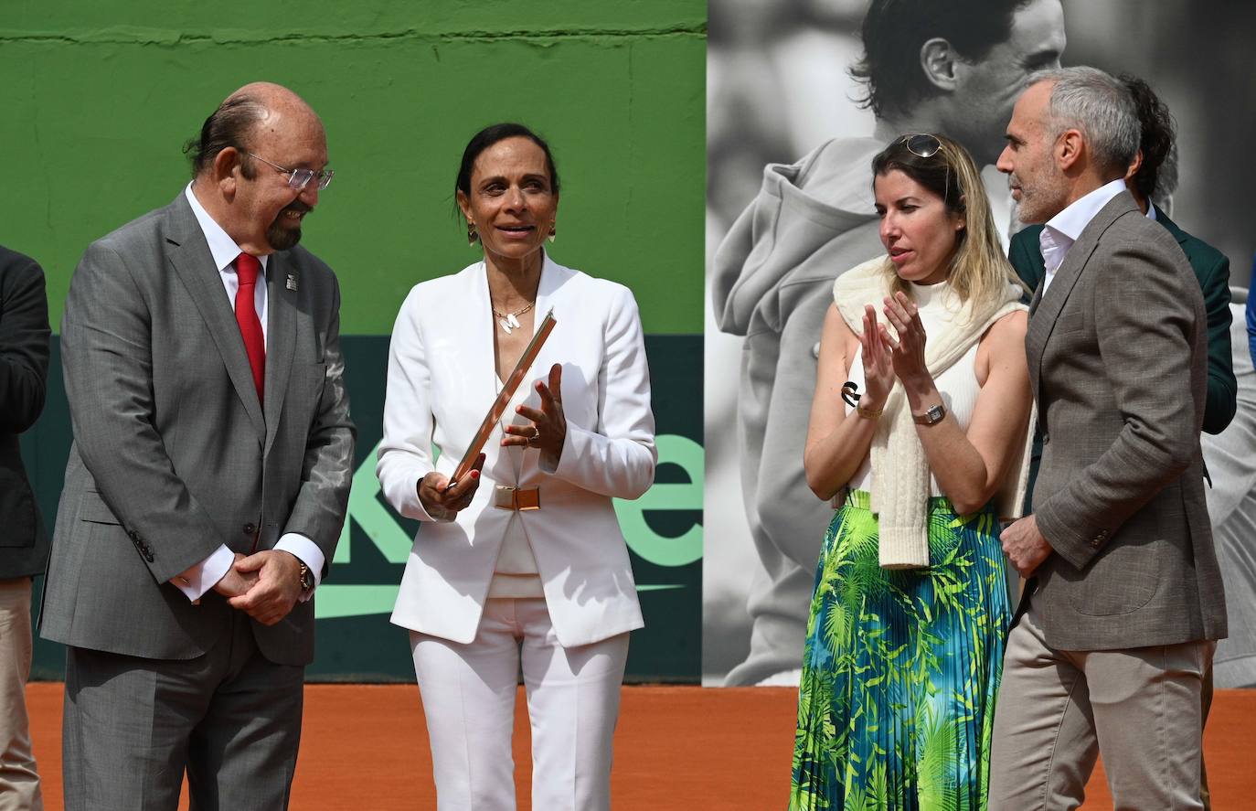 El homenaje a Manolo Santana y el punto decisivo para España cerraron el sábado 