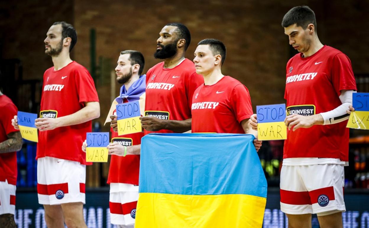 Los jugadores del Prometey mostraron su rechazo a la invasión rusa en el partido de esta semana ante el Cluj Napoca. 