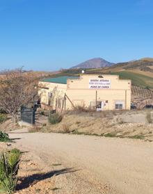 Imagen secundaria 2 - Isabel Romero es la maestra quesera. Abajo, queso 'tiznao', madurado al carbón vegetal y la quesería, que está al sur del Torcal de Antequera.