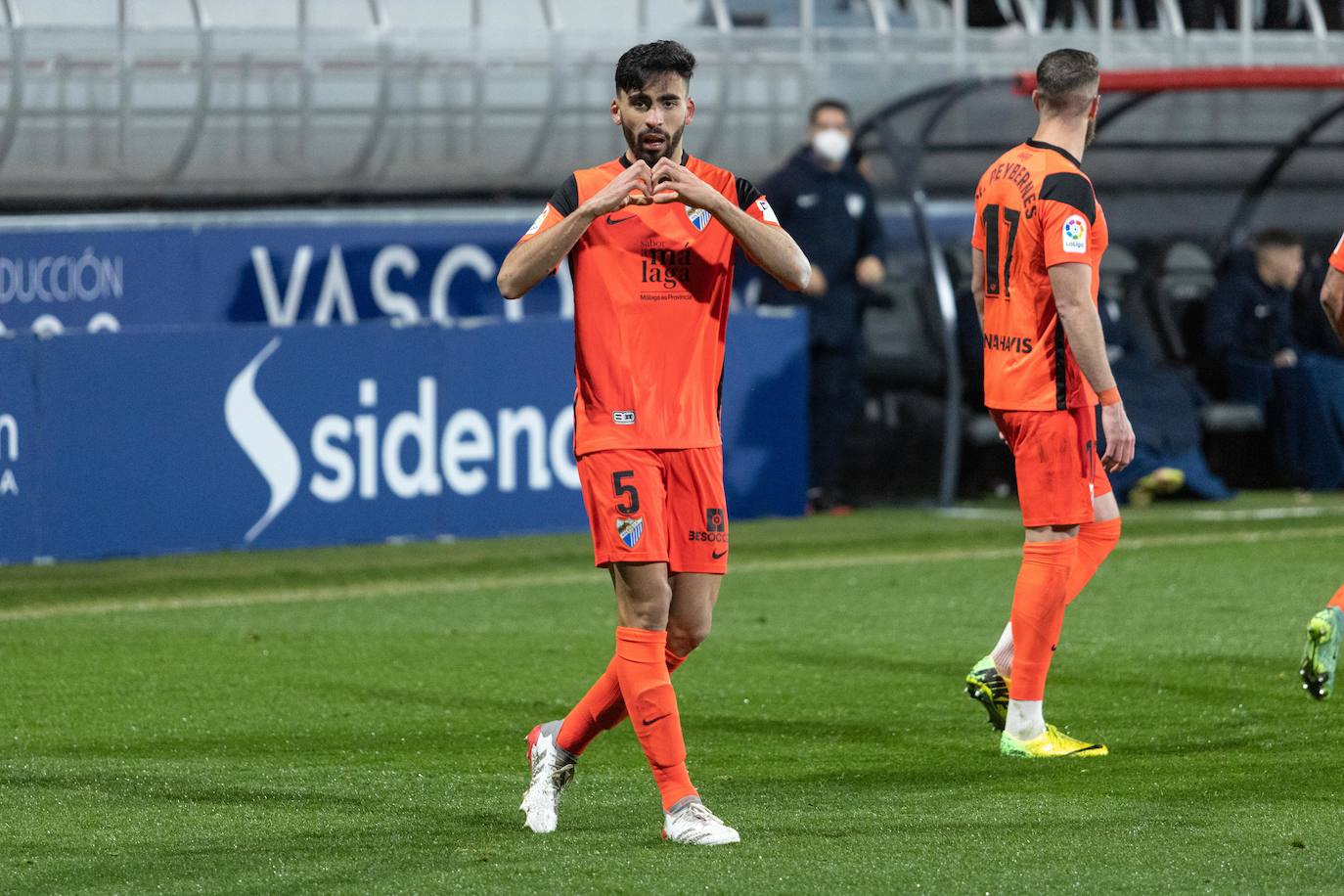 El Málaga gana en su visita al Amorebieta (1-2). 