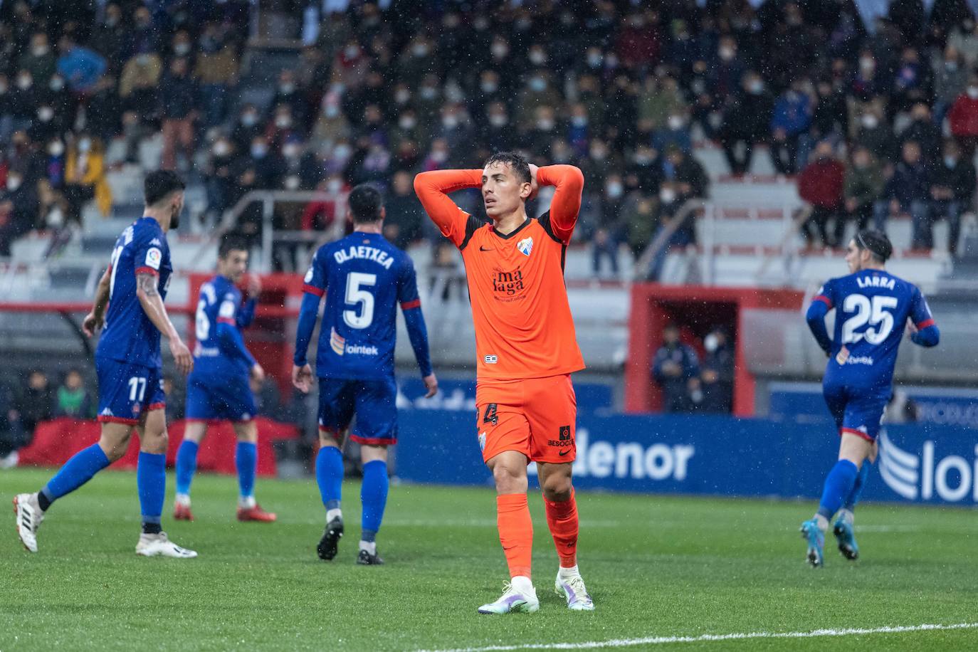 El Málaga gana en su visita al Amorebieta (1-2). 