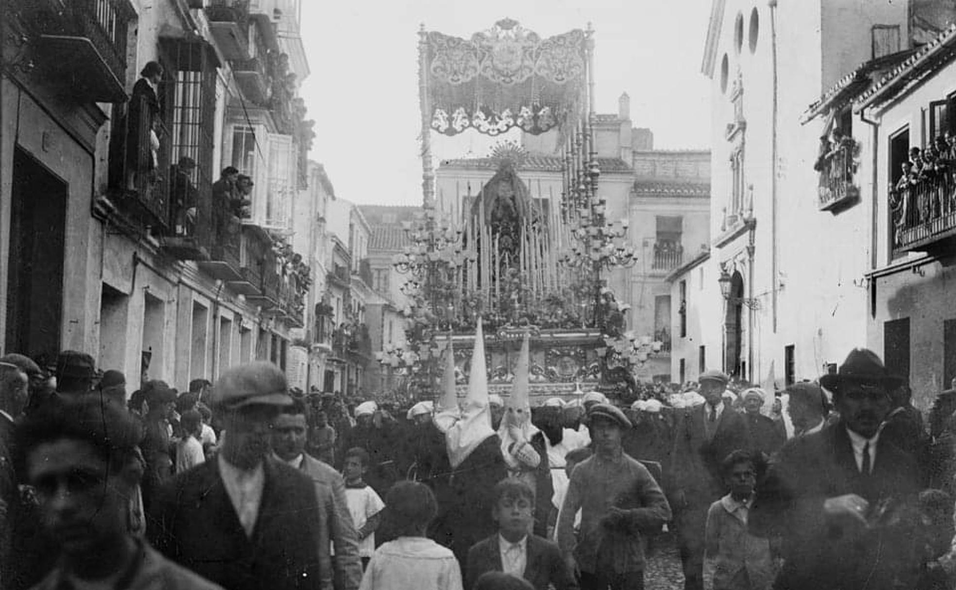 Primera salida de la Virgen de los Dolores bajo palio, año 1927.