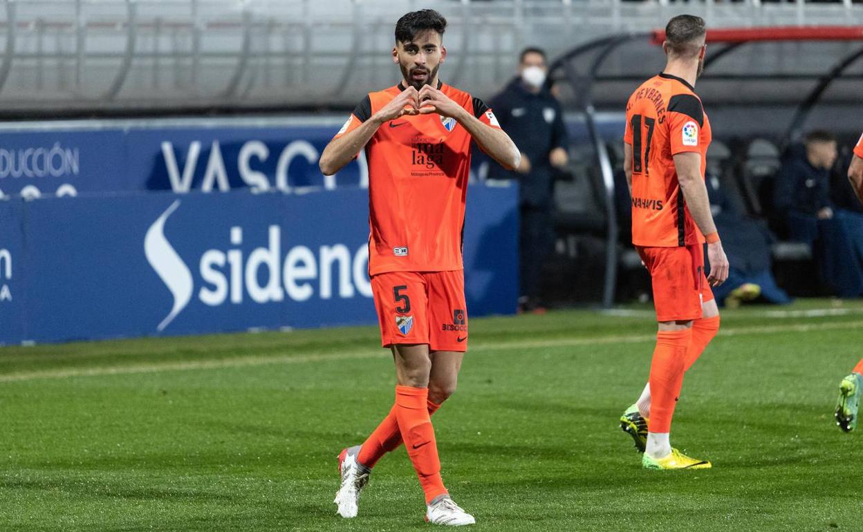 Juande celebra su gol ante la cámara y con una dedicatoria.