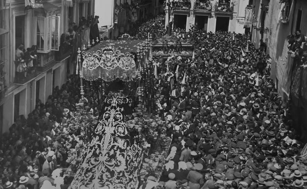 Llegada del trono de la Virgen de los Dolores a una abarrotada plaza de San Pedro, año 1930.