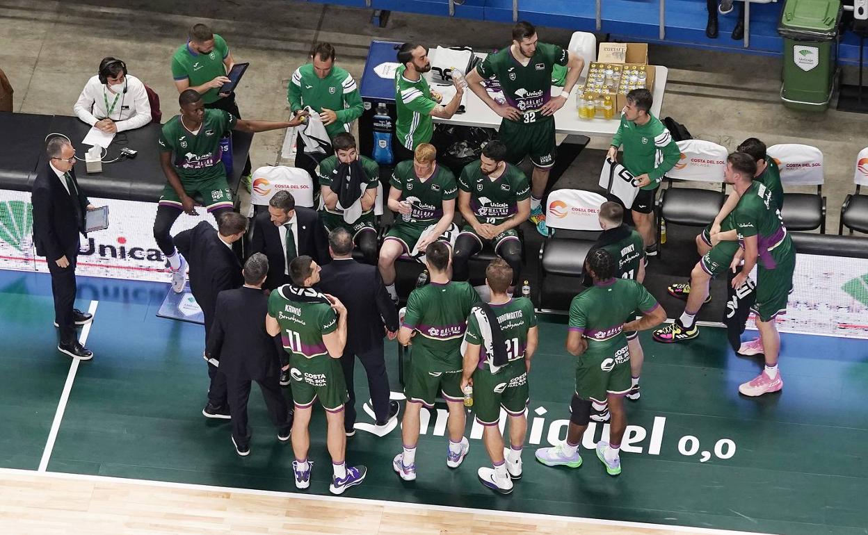 Los jugadores del Unicaja esperan las instrucciones de Ibon Navarro en un tiempo muerto. 