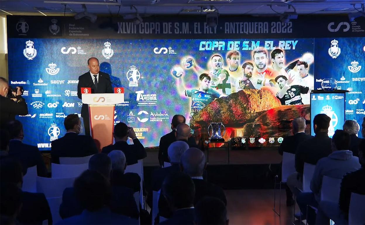 El alcalde de Antequera en el sorteo de la Copa del Rey celebrado en Madrid