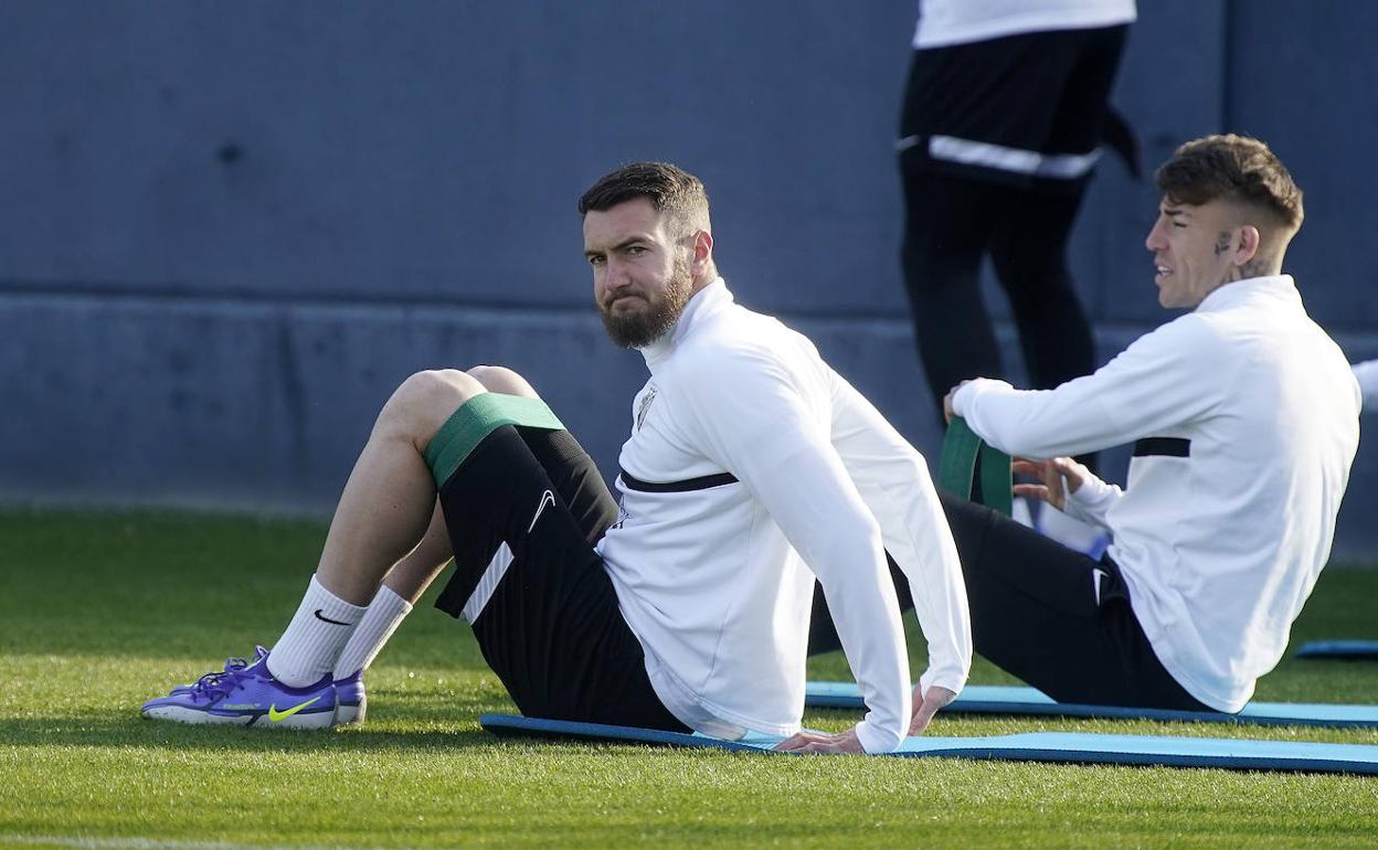 Peybernes, junto a Brandon, durante un entrenamiento del Málaga. 