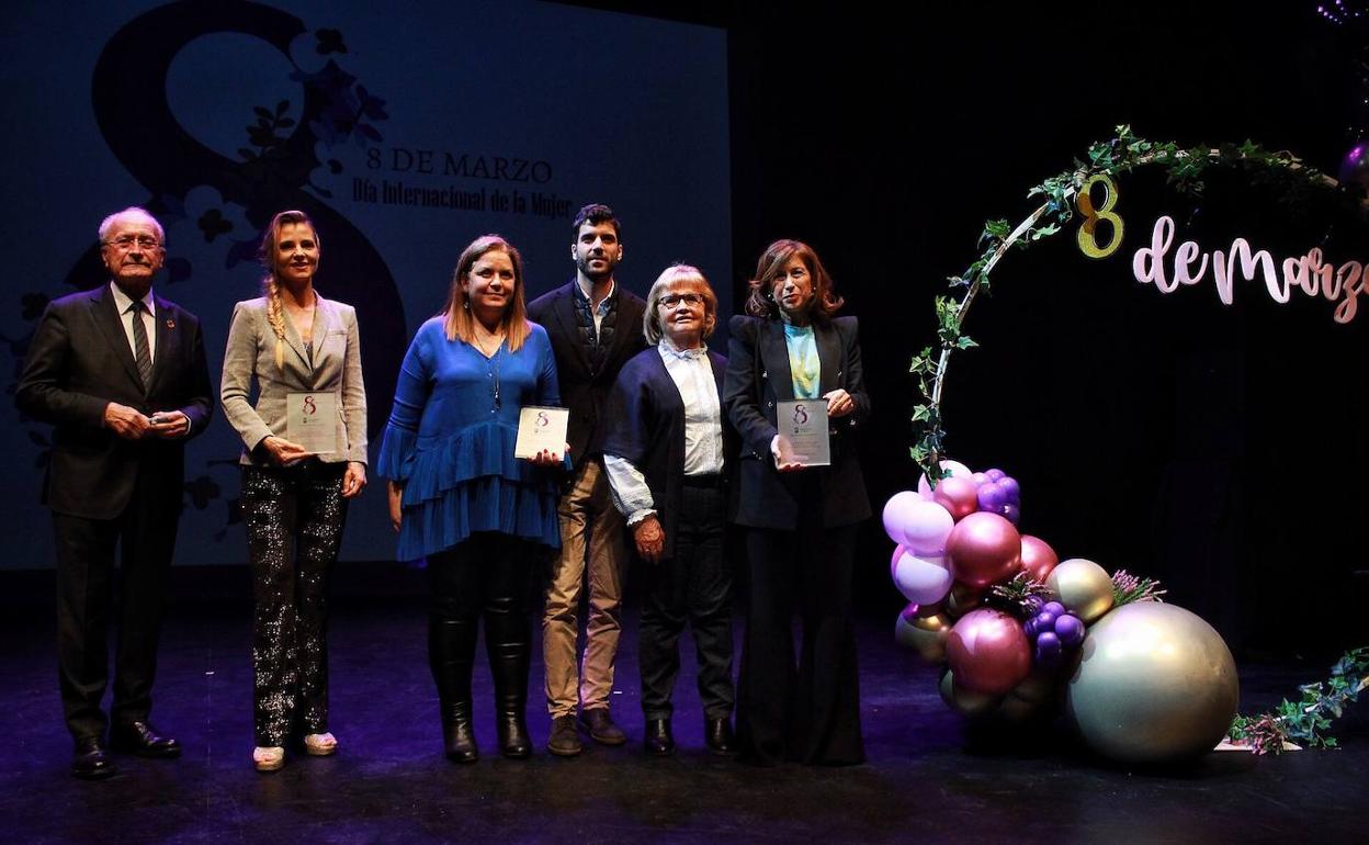 Francisco de la Torre, Héléne Mostertman, Marta González, Francisca Cruzado, Pablo Sánchez y Gemma del Corral, tras la recogida de premios.