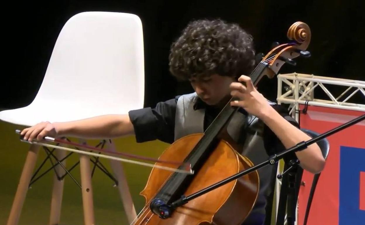 El joven chelista malagueño Antonio Peula, en la inauguración del Tour del Talento. 