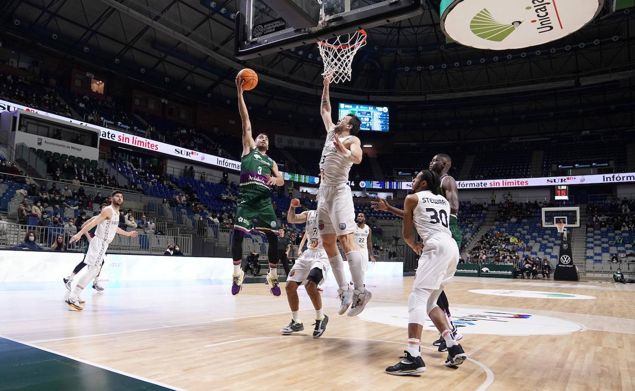 Jaime Fernández, única baja hoy, lanza ante Stipanovic en el Unicaja-Cluj del 25 de enero. 