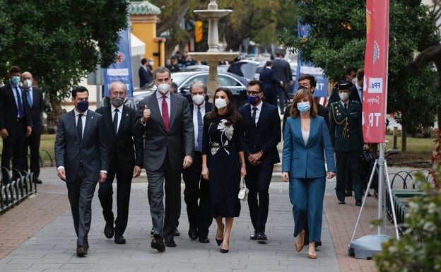 Don Felipe y doña Letizia, en el centro, a su llegada este lunes al Tour del Talento.