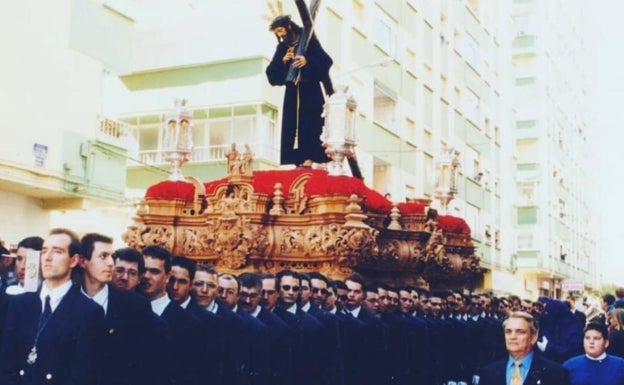 Manuel Toledano Vega, padre de nuestro protagonista, junto a su trono del Nazareno del Perdón. 