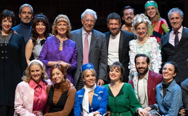 Mario Vargas Llosa, junto a Banderas y el elenco del musical 'Company'. 