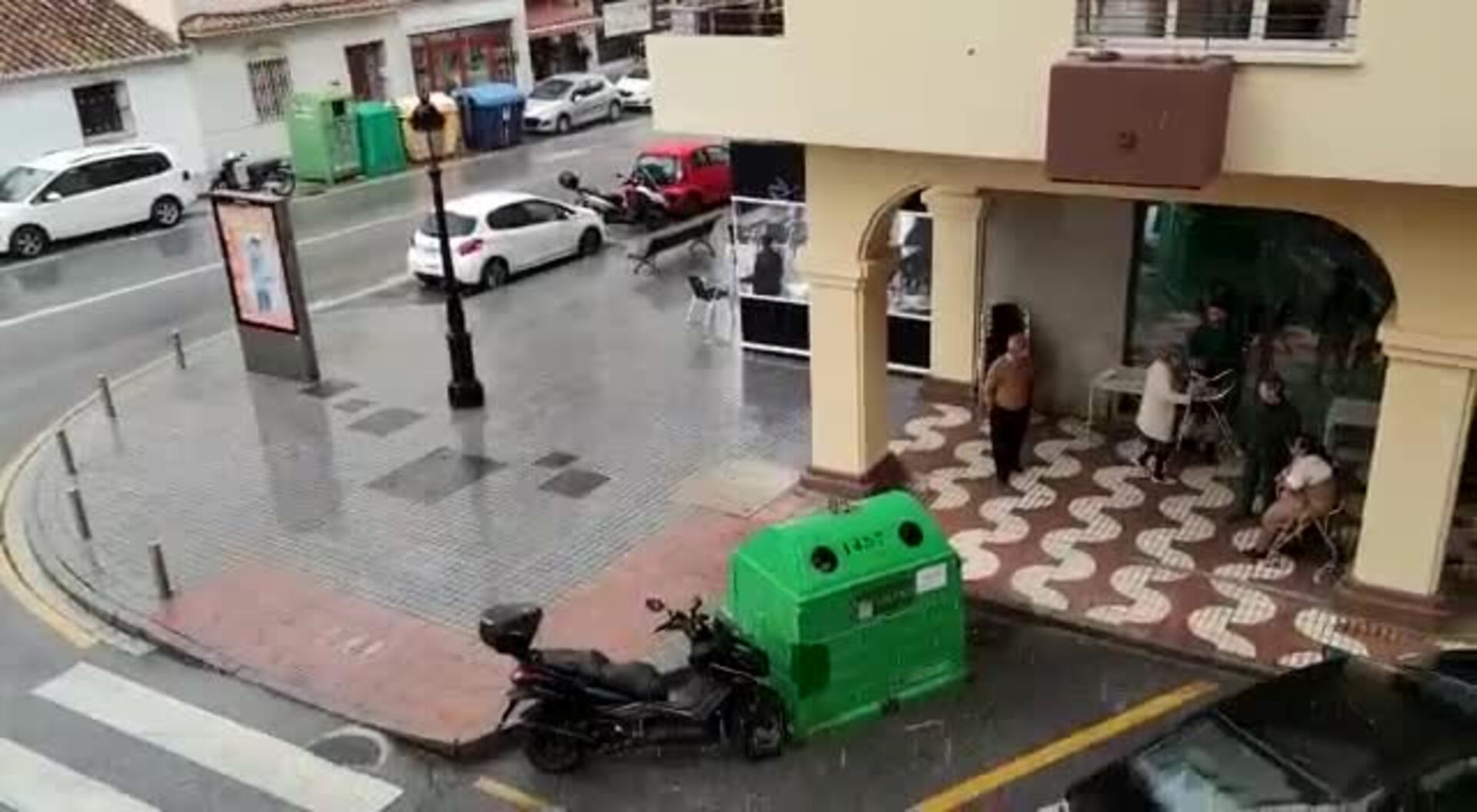 Una granizada sorprende al centro de Vélez-Málaga