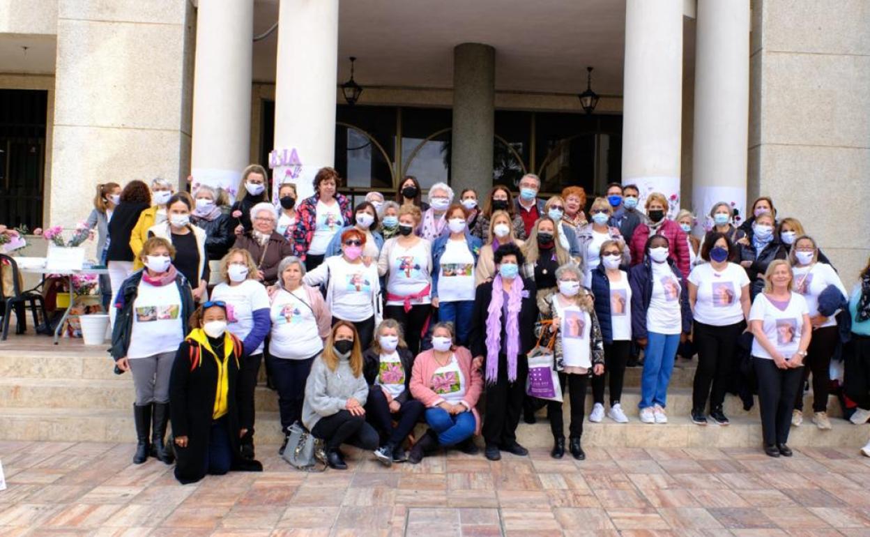 Asistentes al acto por el 8M en Rincón de la Victoria. 